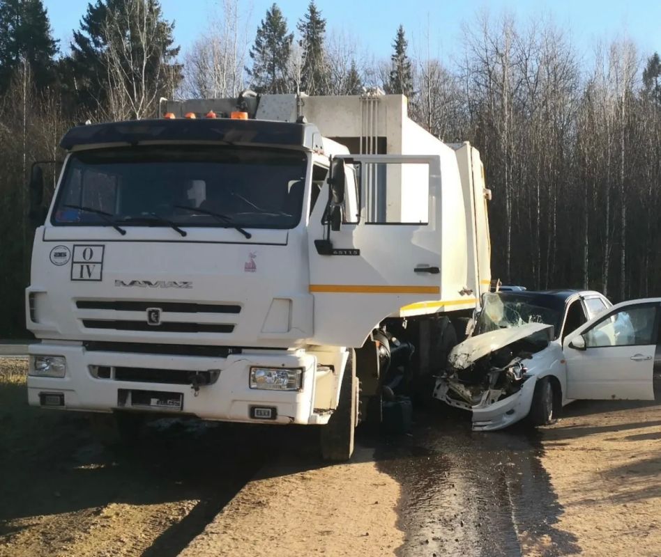 В Зуевском районе столкнулись автомобили «Лада Гранта» и КамАЗ