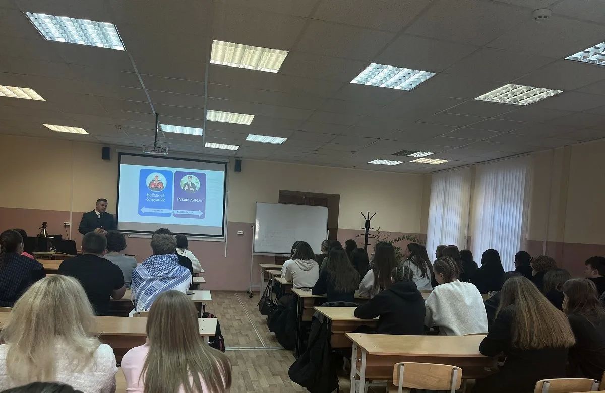 Заместитель начальника отдела оказания государственных услуг №1 УФНС России по Кировской области Андрей Ореханов провел два занятия по финансовой грамотности для первокурсников Волго-Вятского института (филиала) университета... Заместитель начальника отдела оказания государственных услуг №1 УФНС России по Кировской области Андрей Ореханов провел два занятия по финансовой грамотности для первокурсников Волго-Вятского института (филиала) университета...