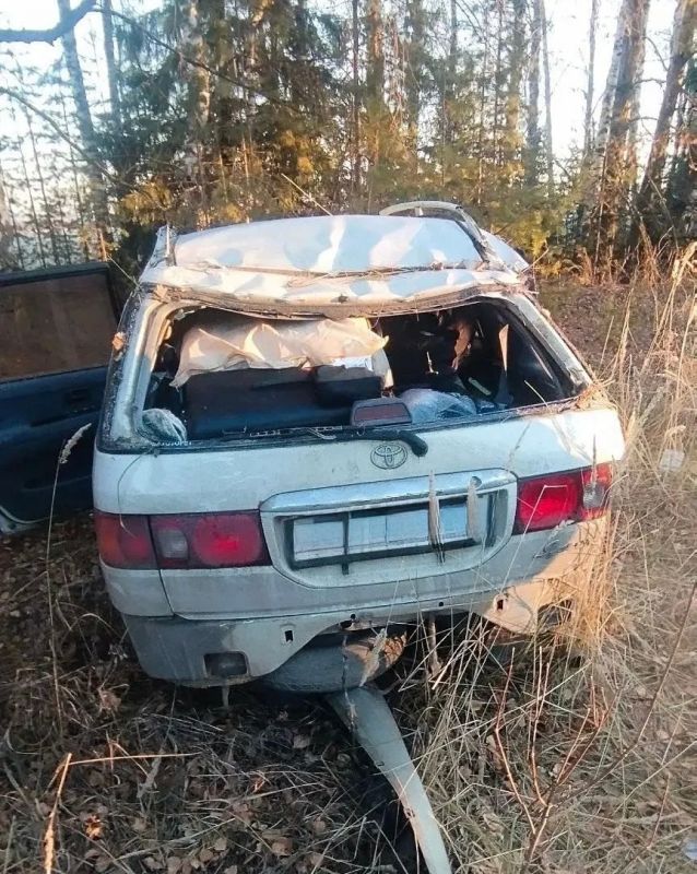 В Кировской области водитель Toyota съехал с дороги и перевернулся