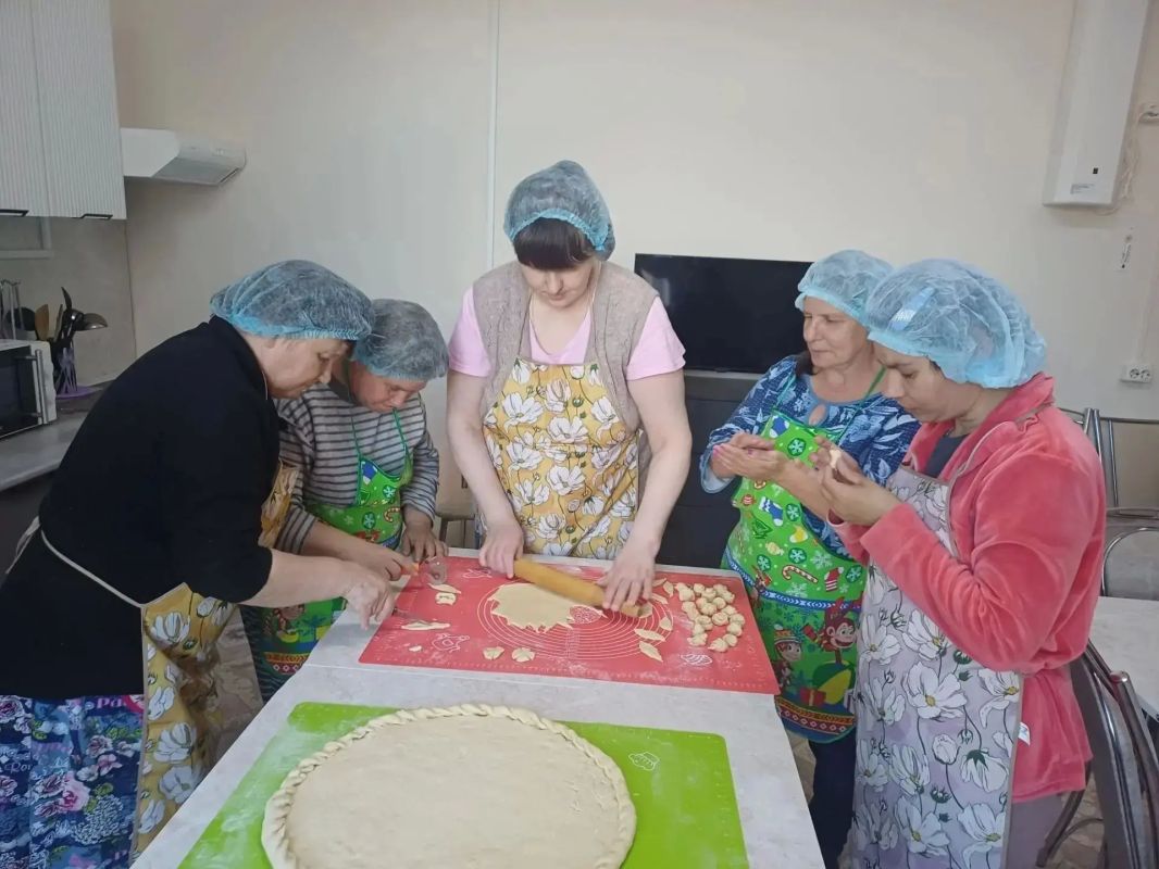 В Советском доме-интернате испекли "Бабушкин пирог" В Советском доме-интернате испекли "Бабушкин пирог"