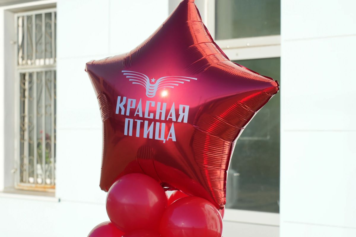 Ретроэлектричка «Красная птица» на 3 дня превратила Киров в декорацию к лучшим советским фильмам Ретроэлектричка «Красная птица» на 3 дня превратила Киров в декорацию к лучшим советским фильмам