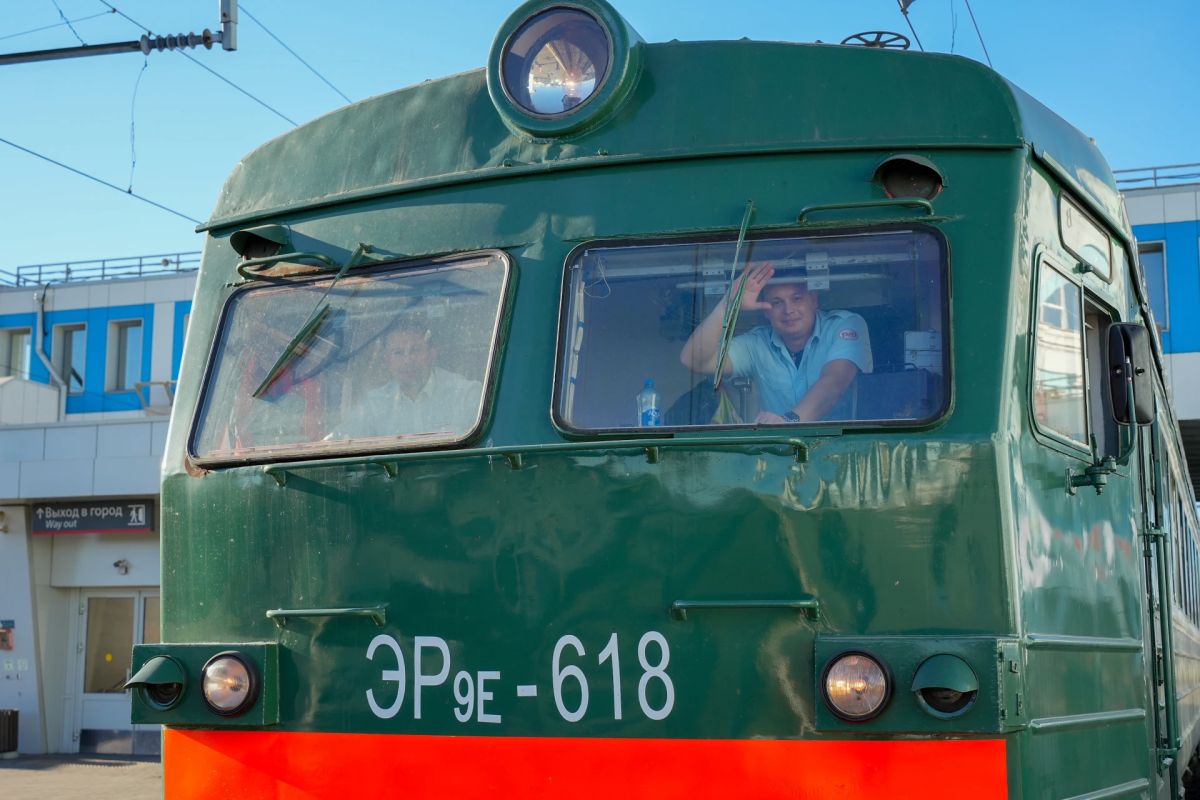 Ретроэлектричка «Красная птица» на 3 дня превратила Киров в декорацию к лучшим советским фильмам Ретроэлектричка «Красная птица» на 3 дня превратила Киров в декорацию к лучшим советским фильмам