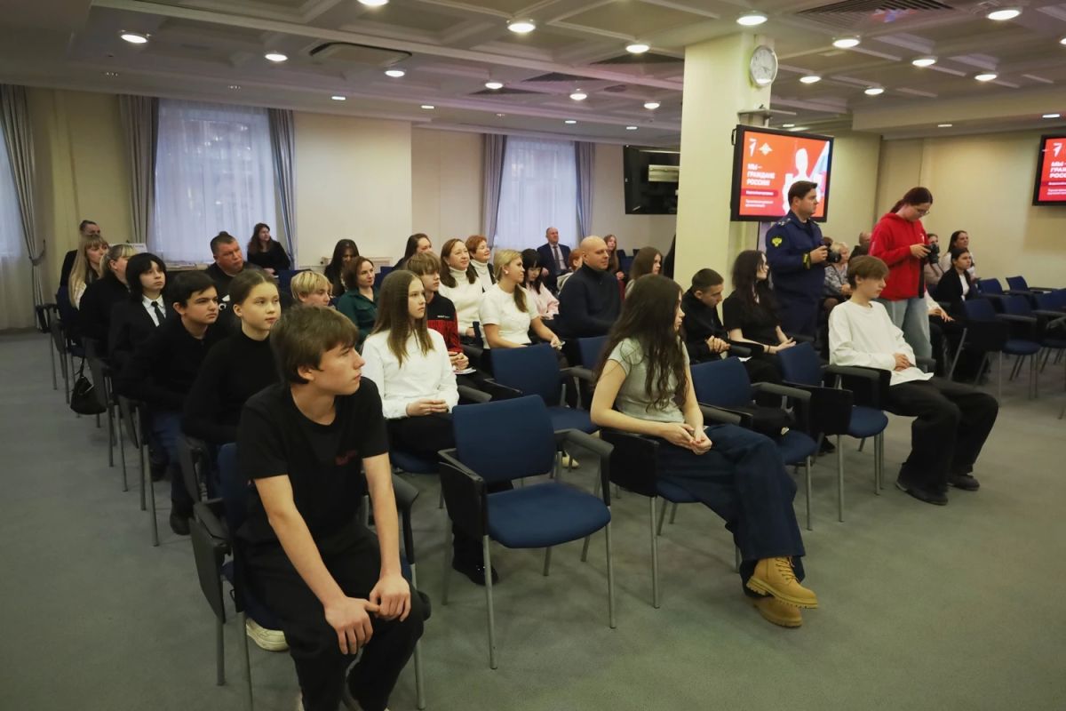 В Кировской областной научной библиотеке имени А.И. Герцена в рамках акции «Мы – граждане России» состоялось торжественное мероприятие, в ходе которого двум десяткам жителей областного центра были вручены их первые паспорта В Кировской областной научной библиотеке имени А.И. Герцена в рамках акции «Мы – граждане России» состоялось торжественное мероприятие, в ходе которого двум десяткам жителей областного центра были вручены их первые паспорта