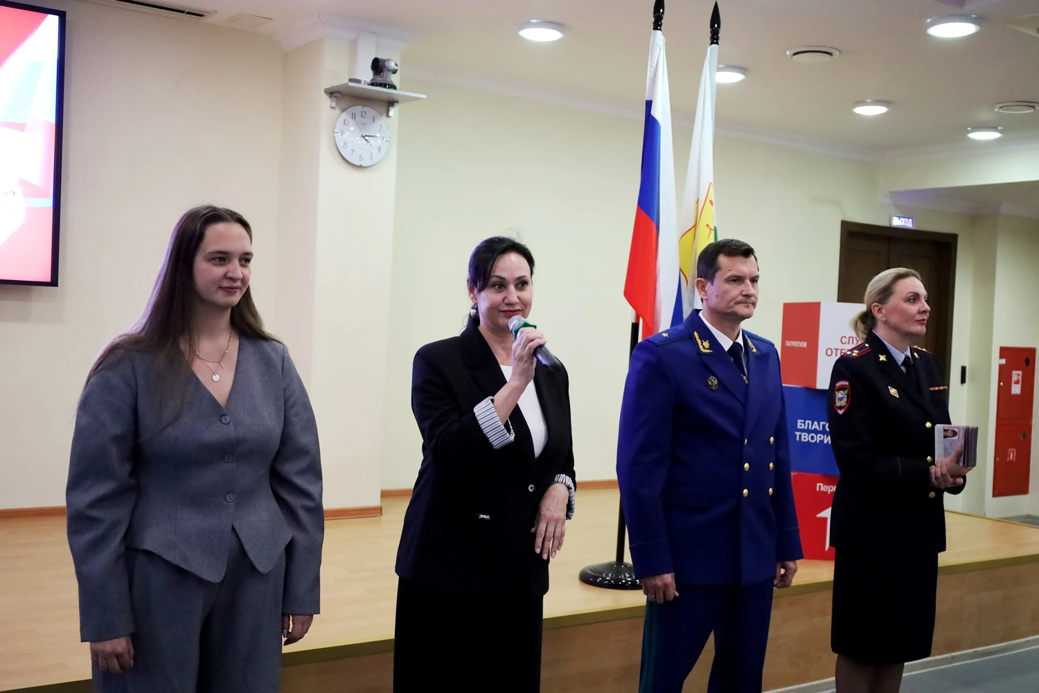 В Кировской областной научной библиотеке имени А.И. Герцена в рамках акции «Мы – граждане России» состоялось торжественное мероприятие, в ходе которого двум десяткам жителей областного центра были вручены их первые паспорта