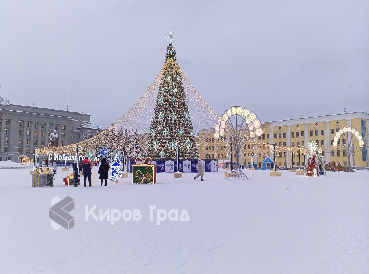 Вид новогодней Театральной площади обеспечит кировчанам ощущение дежавю