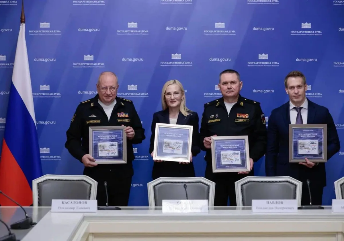 Почта России выпустила марку к 330-летию ВМФ