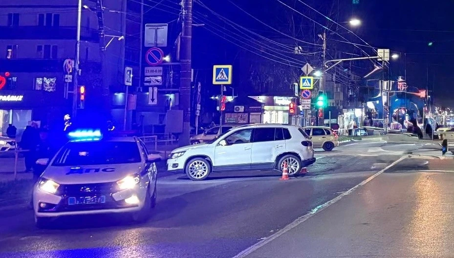 В Кирове столкнулись «Лада» и «Фольксваген»: пострадала женщина