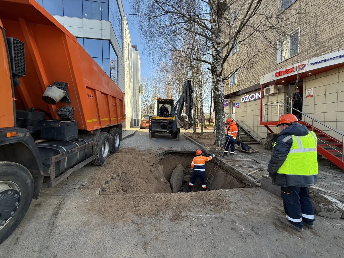 В Кирове устраняют утечку воды на Октябрьском проспекте